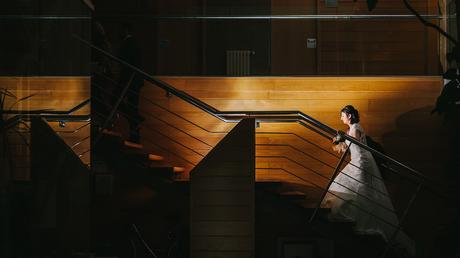 novia-escalera-reportaje-boda-zaragoza