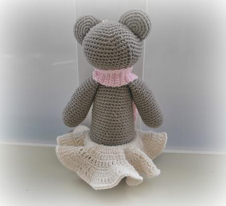 OSITA CHICA CON FALDITA OSITA CHICA CON FALDITA