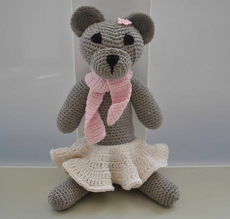 OSITA CHICA CON FALDITA OSITA CHICA CON FALDITA