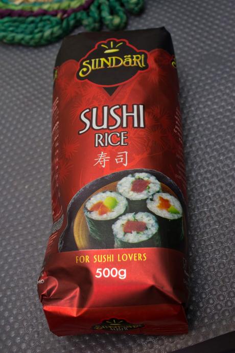 ura-mali-zushi (rollos invertidos) de salmón y surimi ura-mali-zushi (rollos invertidos) de salmón y surimi