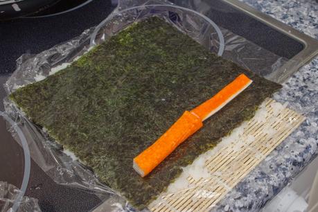 ura-mali-zushi (rollos invertidos) de salmón y surimi ura-mali-zushi (rollos invertidos) de salmón y surimi