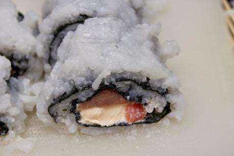 ura-mali-zushi (rollos invertidos) de salmón y surimi ura-mali-zushi (rollos invertidos) de salmón y surimi