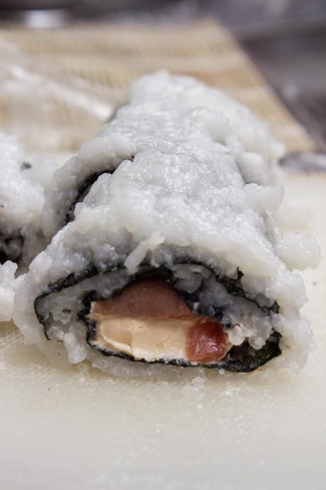 ura-mali-zushi (rollos invertidos) de salmón y surimi ura-mali-zushi (rollos invertidos) de salmón y surimi