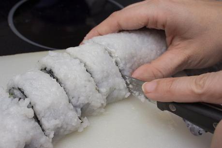 ura-mali-zushi (rollos invertidos) de salmón y surimi ura-mali-zushi (rollos invertidos) de salmón y surimi