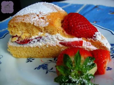 Tarta de fresas con nata montada