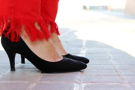 Cazadora floreada con tejanos deshilachados Cazadora floreada con tejanos deshilachados