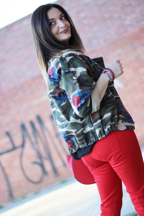 Cazadora floreada con tejanos deshilachados Cazadora floreada con tejanos deshilachados