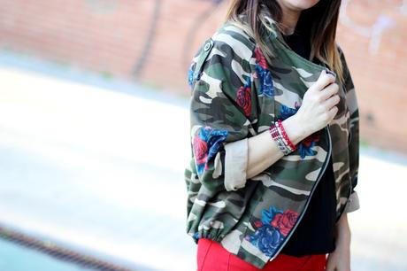 Cazadora floreada con tejanos deshilachados Cazadora floreada con tejanos deshilachados