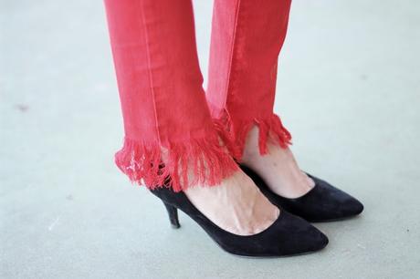 Cazadora floreada con tejanos deshilachados Cazadora floreada con tejanos deshilachados