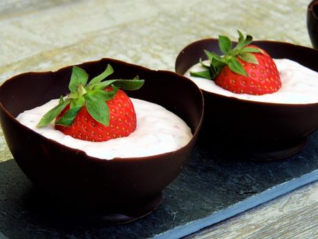 FRESAS CON NATA EN CUENCOS DE CHOCOLATE (RECETA PARA EL PERIÒDIC D´ONTINYENT) FRESAS CON NATA EN CUENCOS DE CHOCOLATE (RECETA PARA EL PERIÒDIC D´ONTINYENT)