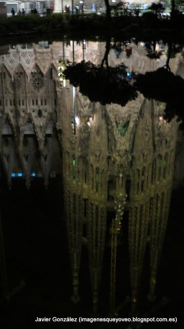 Barcelona. La Sagrada Familia, otra foma de verla. The Sagrada Familia a different way to see it Barcelona. La Sagrada Familia, otra foma de verla. The Sagrada Familia a different way to see it