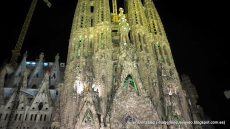 Barcelona. La Sagrada Familia, otra foma de verla. The Sagrada Familia a different way to see it Barcelona. La Sagrada Familia, otra foma de verla. The Sagrada Familia a different way to see it