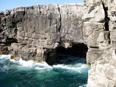 Lanzarote. Los Hervideros en Lanzarote, España y Boca del Infierno en Cascaes, Portugal, formaciones gemelas Lanzarote. Los Hervideros en Lanzarote, España y Boca del Infierno en Cascaes, Portugal, formaciones gemelas