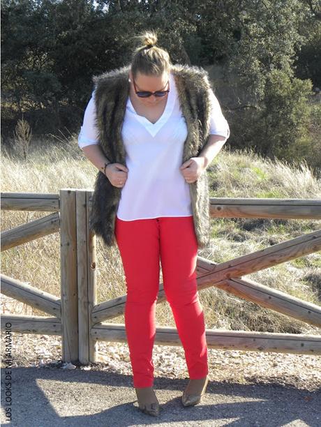 look-jeans-rojos-curvy-blogger-madrid-curvy-chaleco-furry-los-looks-de-mi-armario-blogger-talla-grande-violeta-by-mango http://www.loslooksdemiarmario.com/2016/04/de-rojo-al-sol-look-curvy.html