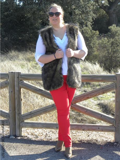 look-jeans-rojos-curvy-blogger-madrid-curvy-chaleco-furry-los-looks-de-mi-armario-blogger-talla-grande-violeta-by-mango http://www.loslooksdemiarmario.com/2016/04/de-rojo-al-sol-look-curvy.html