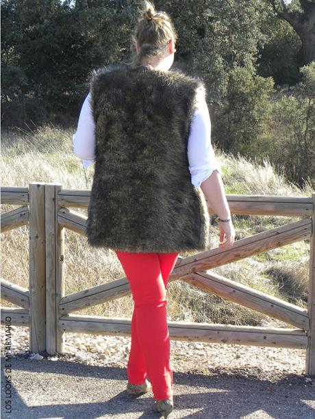 look-jeans-rojos-curvy-blogger-madrid-curvy-chaleco-furry-los-looks-de-mi-armario-blogger-talla-grande-violeta-by-mango http://www.loslooksdemiarmario.com/2016/04/de-rojo-al-sol-look-curvy.html