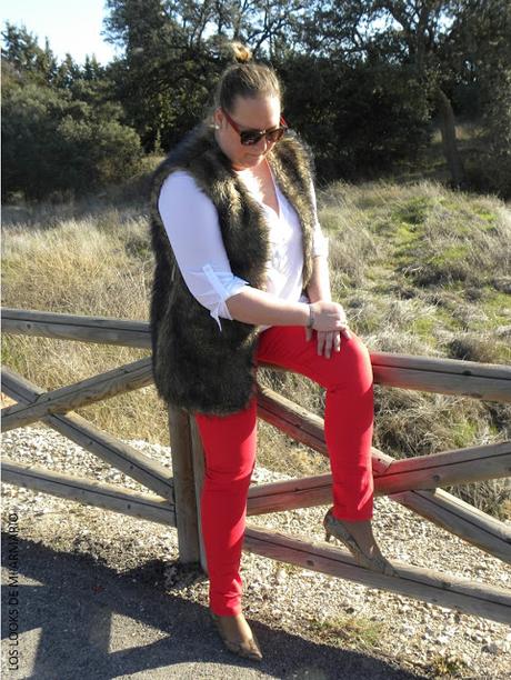 look-jeans-rojos-curvy-blogger-madrid-curvy-chaleco-furry-los-looks-de-mi-armario-blogger-talla-grande-violeta-by-mango http://www.loslooksdemiarmario.com/2016/04/de-rojo-al-sol-look-curvy.html