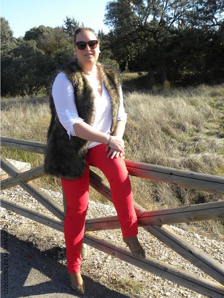 look-jeans-rojos-curvy-blogger-madrid-curvy-chaleco-furry-los-looks-de-mi-armario-blogger-talla-grande-violeta-by-mango http://www.loslooksdemiarmario.com/2016/04/de-rojo-al-sol-look-curvy.html