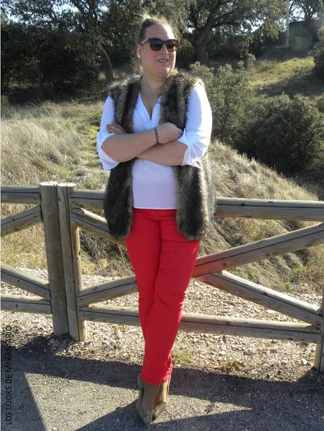 look-jeans-rojos-curvy-blogger-madrid-curvy-chaleco-furry-los-looks-de-mi-armario-blogger-talla-grande-violeta-by-mango http://www.loslooksdemiarmario.com/2016/04/de-rojo-al-sol-look-curvy.html