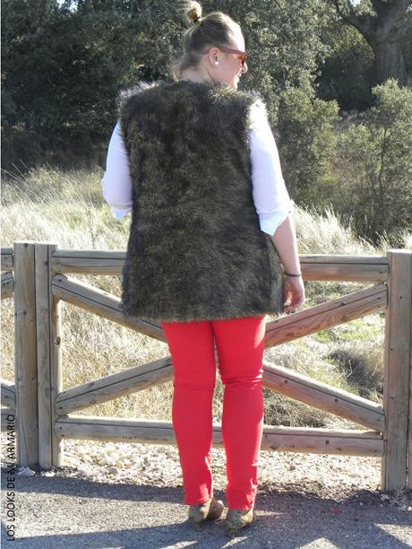 look-jeans-rojos-curvy-blogger-madrid-curvy-chaleco-furry-los-looks-de-mi-armario-blogger-talla-grande-violeta-by-mango http://www.loslooksdemiarmario.com/2016/04/de-rojo-al-sol-look-curvy.html