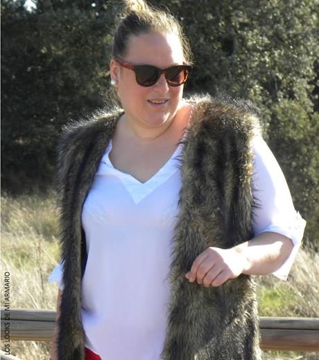 look-jeans-rojos-curvy-blogger-madrid-curvy-chaleco-furry-los-looks-de-mi-armario-blogger-talla-grande-violeta-by-mango http://www.loslooksdemiarmario.com/2016/04/de-rojo-al-sol-look-curvy.html