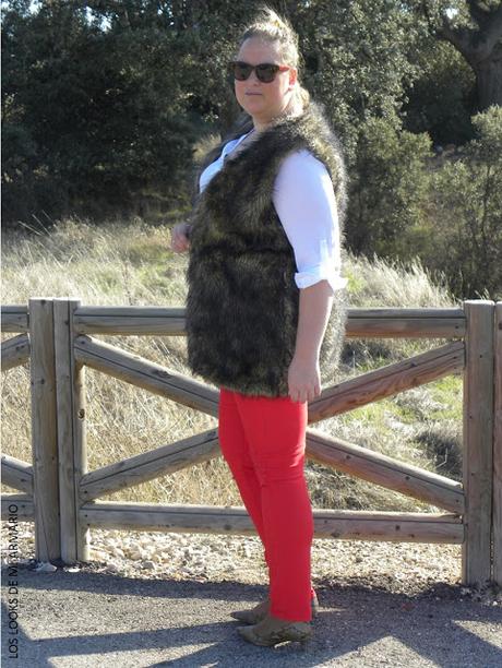 look-jeans-rojos-curvy-blogger-madrid-curvy-chaleco-furry-los-looks-de-mi-armario-blogger-talla-grande-violeta-by-mango http://www.loslooksdemiarmario.com/2016/04/de-rojo-al-sol-look-curvy.html