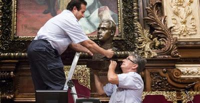 Desplantes, sinsabores y regalos a la Corona. Desplantes, sinsabores y regalos a la Corona.