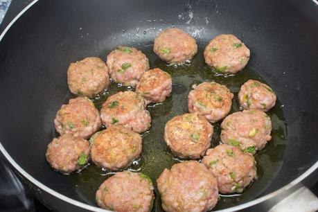 Albóndigas de pollo con melocotón y patatas en salsa de pepsi de lima y cava