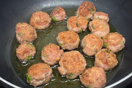 Albóndigas de pollo con melocotón y patatas en salsa de pepsi de lima y cava