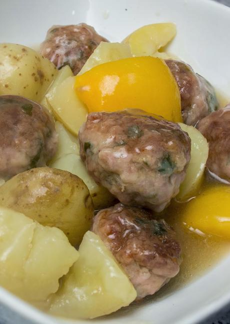 Albóndigas de pollo con melocotón y patatas en salsa de pepsi de lima y cava