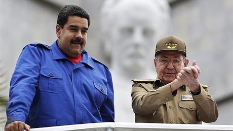 Maduro trató con Raúl Castro su renuncia a la presidencia maduro-raul-castro--620x349