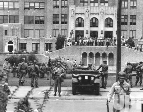 La 101.ª aerotransportada va a la universidad (o cómo el racismo alcanza altos grados de perversión) La 101.ª aerotransportada va a la universidad (o cómo el racismo alcanza altos grados de perversión)