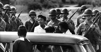La 101.ª aerotransportada va a la universidad (o cómo el racismo alcanza altos grados de perversión) La 101.ª aerotransportada va a la universidad (o cómo el racismo alcanza altos grados de perversión)