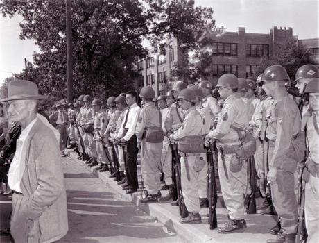 La 101.ª aerotransportada va a la universidad (o cómo el racismo alcanza altos grados de perversión) La 101.ª aerotransportada va a la universidad (o cómo el racismo alcanza altos grados de perversión)