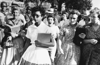 La 101.ª aerotransportada va a la universidad (o cómo el racismo alcanza altos grados de perversión) La 101.ª aerotransportada va a la universidad (o cómo el racismo alcanza altos grados de perversión)