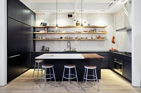 En estado salvaje. Completando espacios con las plantas Cocina con muebles negros