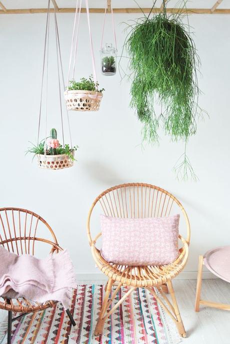 DIY: Cestas colgantes para plantas¡DIY Hanging Planters!Así empezamos este sencillo diy para crear unas macetas colgantes para plantas, utilizando unas cestas de mimbre. Como ya os conté a principios de semana las plantas son imprescindibles para la decoración de mi hogar. Una manera sencilla y muy atractiva visualmente para integrar plantas en algún espacio o rincón de nuestra vivienda, es utilizar macetas colgantes.En anteriores post ya vimos unos tutoriales para crear macetas colgantes, u...: 