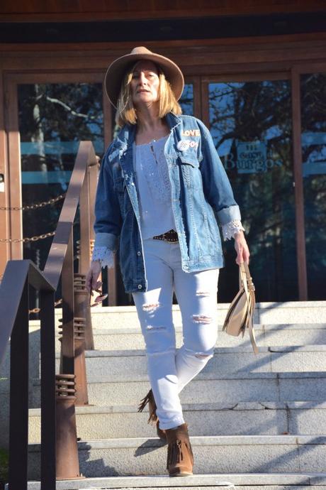 Denim jacket with patches spring outfits by Diseneitorforever
