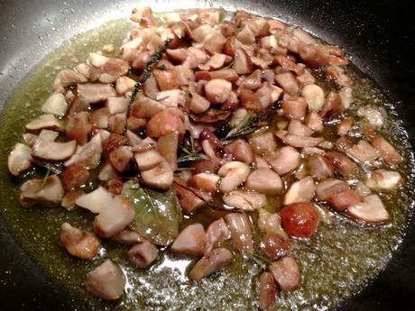 Patatas asadas con salchichas y setas boletus – Patate con porcini e salsiccie patatasboletussalchichas4