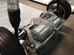 ¿En qué se diferencia un motor de coche eléctrico de uno de combustión interna?