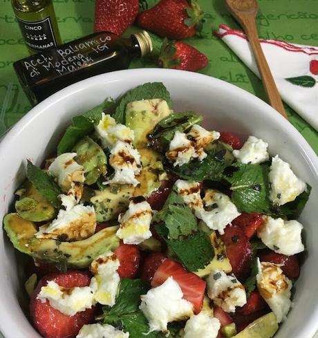 Ensalada De Fresón, Aguacate, Menta Y Mozzarella