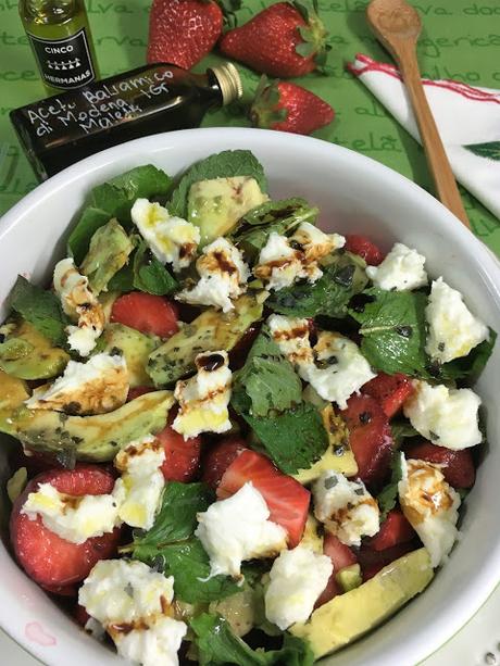 Ensalada De Fresón, Aguacate, Menta Y Mozzarella