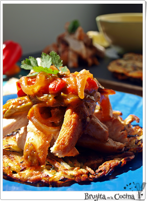 Pollo a la mexicana sobre rösti de patata Pollo a la mexicana sobre rösti de patata