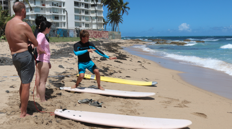 Aprendiendo a surfear en Puerto Rico: primera clase, primera ola aprendiendo a surfear puerto rico surf academy posicion correcta para surfear la ola