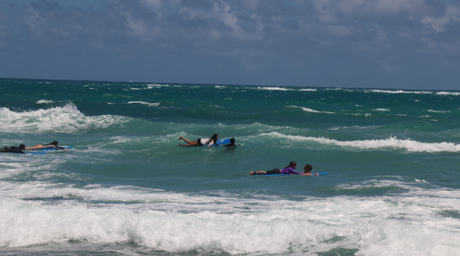 Aprendiendo a surfear en Puerto Rico: primera clase, primera ola Alumnos de Puerto Rico Surf Academy. Playa La Punta, Condado, San Juan.