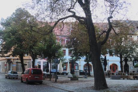 El pequeño restaurante en una placita recogida y tranquila