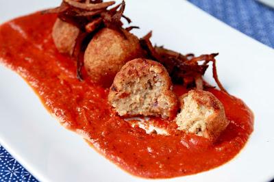 Albóndigas de avena y tofú con salsa de tomate