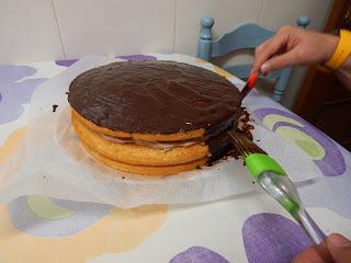 Receta de tarta de chocolate y nata con forma de jacuzzi para cerditos