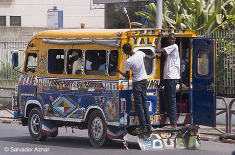 Transportes en autobús http://www.diariosdeunfotografodeviajes.com/2014/06/el-car-rapide-de-senegal.html