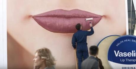 Una valla publicitaria que demuestra la efectividad del protector labial